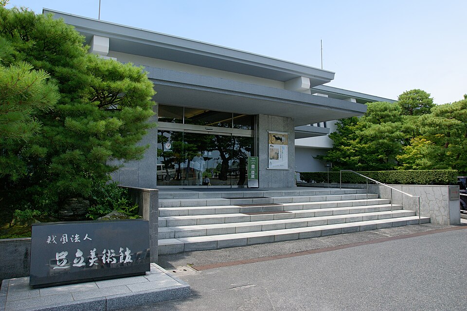 足立美術館の枯山水庭園，從美術館玻璃窗取景，借景遠方山嶺與松樹
