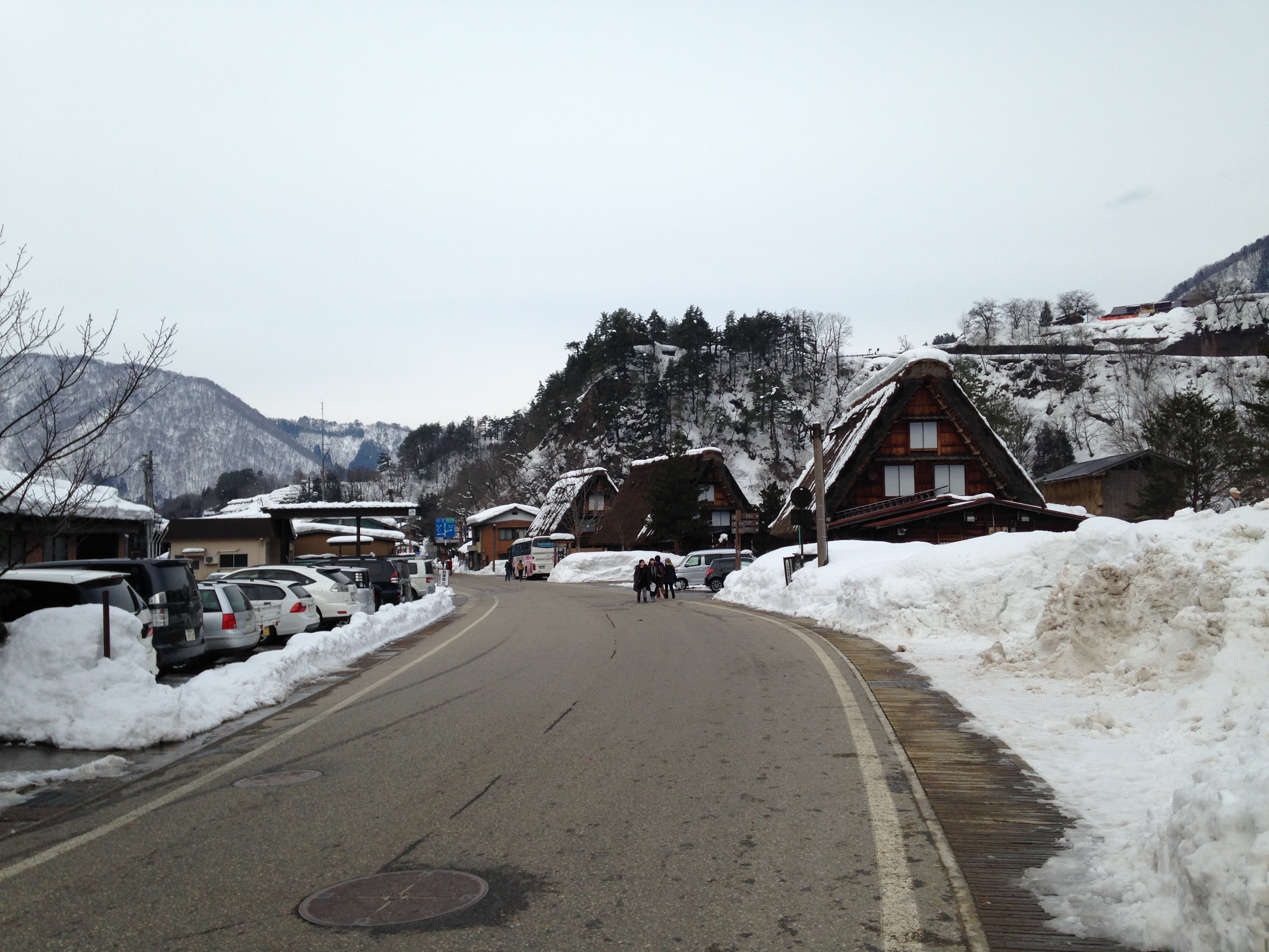 白川鄉荻町白川街道旁的合掌造民家 —— 冬季積雪中的茅草大屋頂