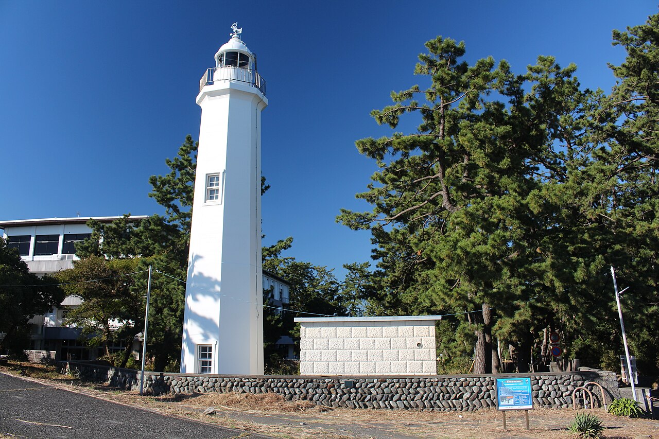 三保半島清水燈塔，駿河灣海岸的明治期燈塔，背景是三保松原的黑松林