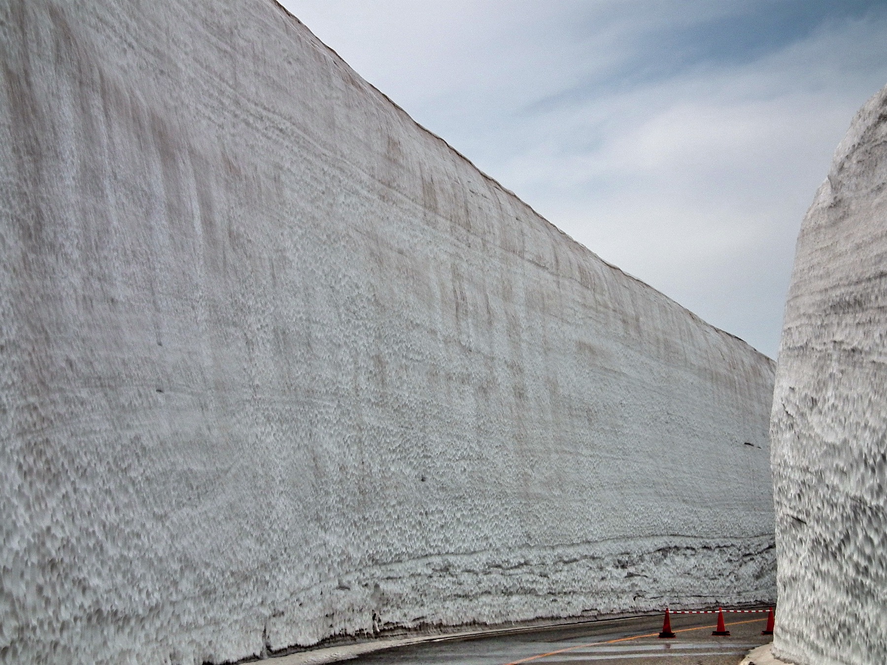 立山黑部阿爾卑斯路線「雪之大谷」（雪の大谷）高聳的雪壁與步行通道