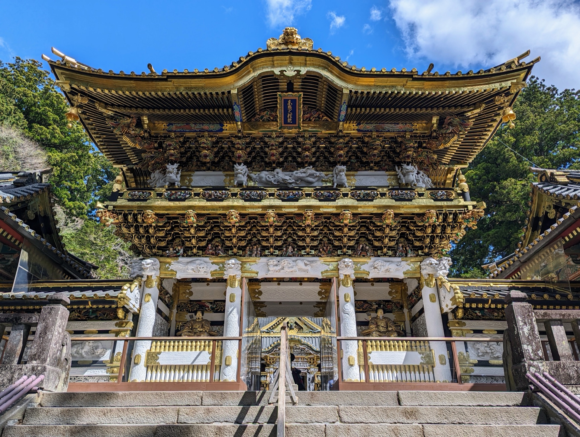 日光東照宮陽明門（ようめいもん）— 布滿 500 餘件彩繪雕刻的國寶大門，1617 年建造，日光の社寺世界文化遺產代表