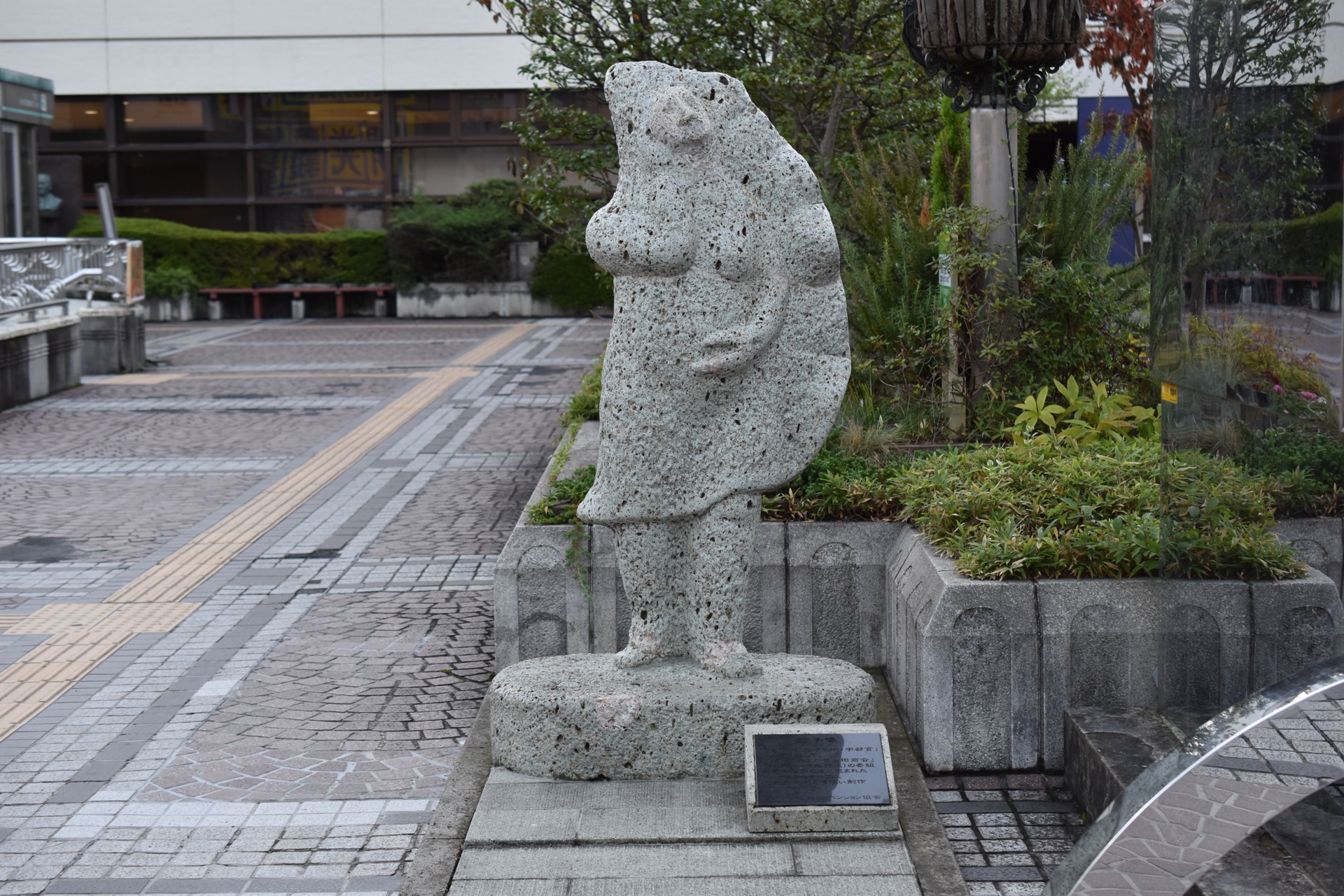 宇都宮駅東口「餃子の女神像（ビーナス像）」— 以大谷石製作，1994 年設置，宇都宮餃子文化的地標