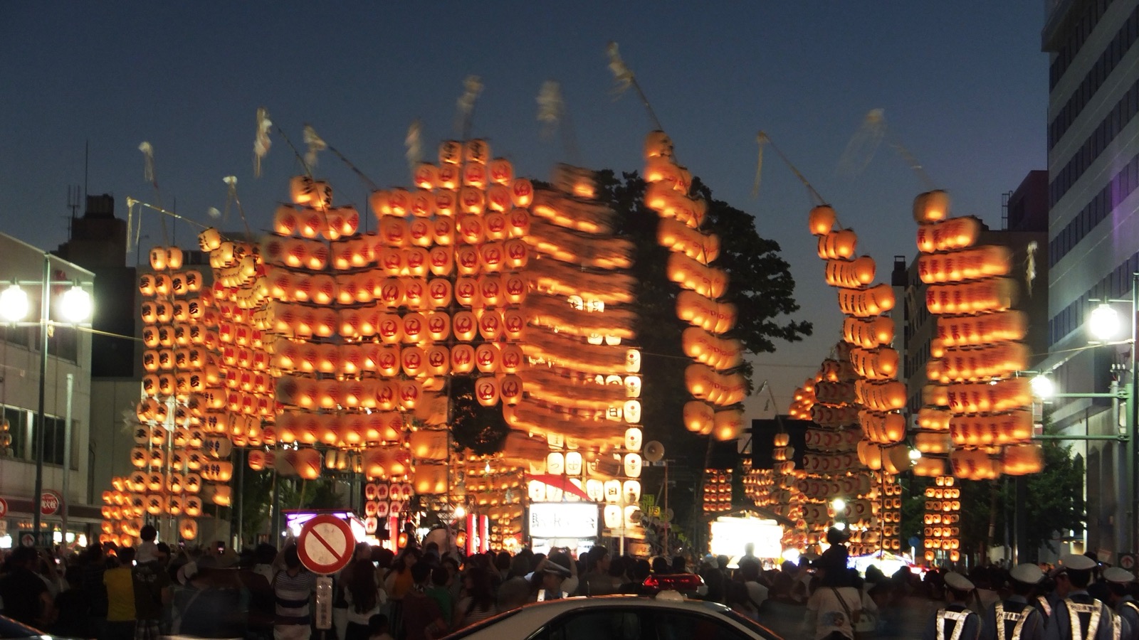 秋田竿燈祭（秋田竿燈まつり）夜間表演 — 表演者平衡頂起掛滿燈籠的長竿『光之稻穗』
