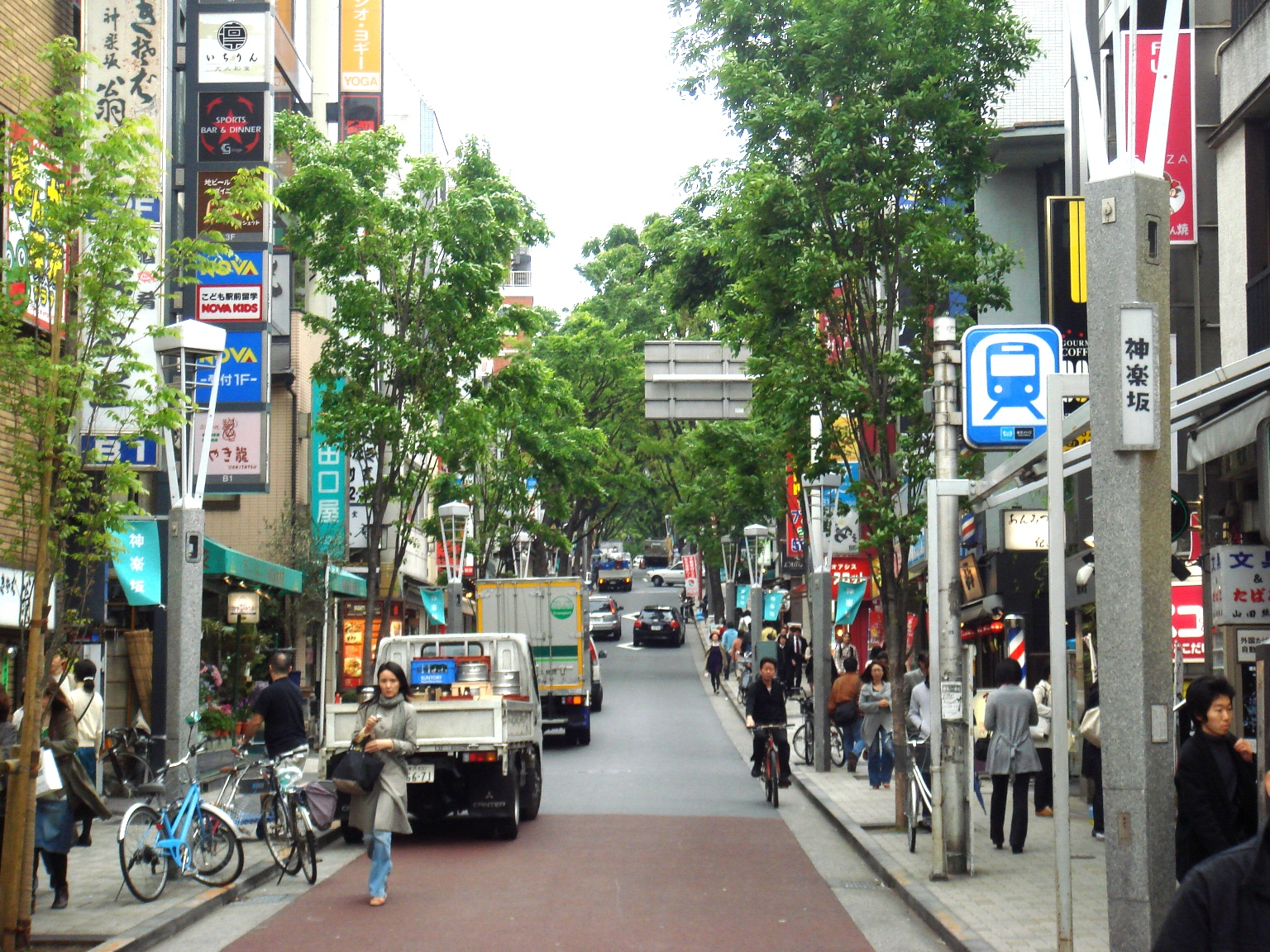 神樂坂（かぐらざか）石板坡道街景 — 法日融合氛圍的緩坡小巷區