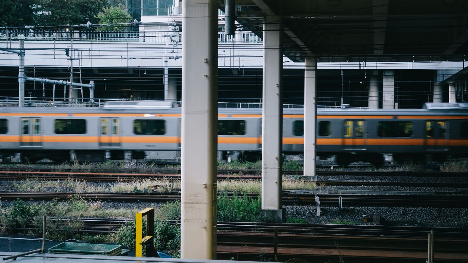 東京（とうきょう）地鐵月台，一輛電車正進站，呈現都心地下鐵的繁忙日常