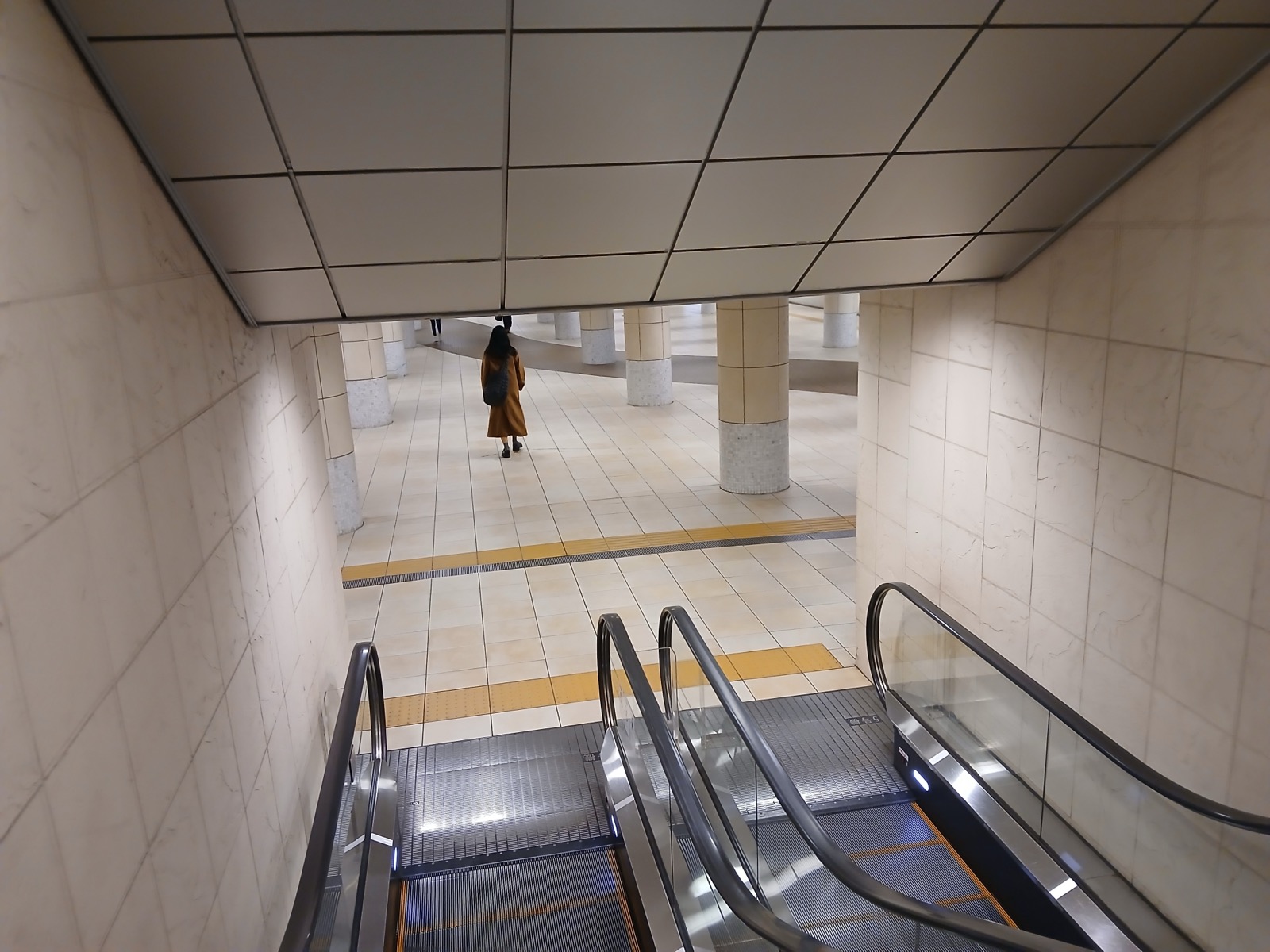 都營大江戶線汐留站（しおどめ／Shiodome）的長手扶梯。大江戶線是東京最深的地鐵之一，轉乘要預留時間
