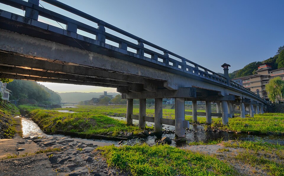 三朝溫泉河原風呂橋旁溫泉街景，三朝川沿岸的溫泉鄉風情