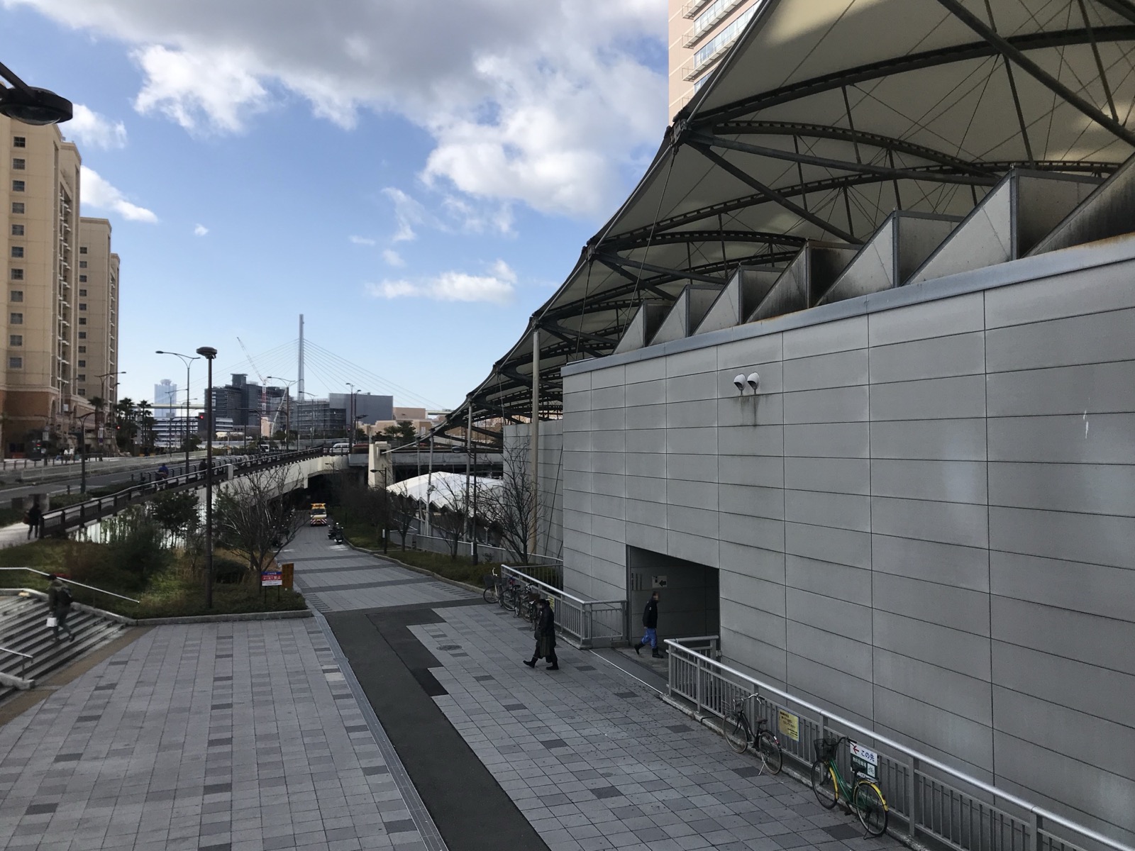 JR 夢咲線（櫻島線）ユニバーサルシティ駅東口前的步道與街景——安藤忠雄設計的帳篷狀屋頂車站，前往大阪環球影城 USJ 的門戶