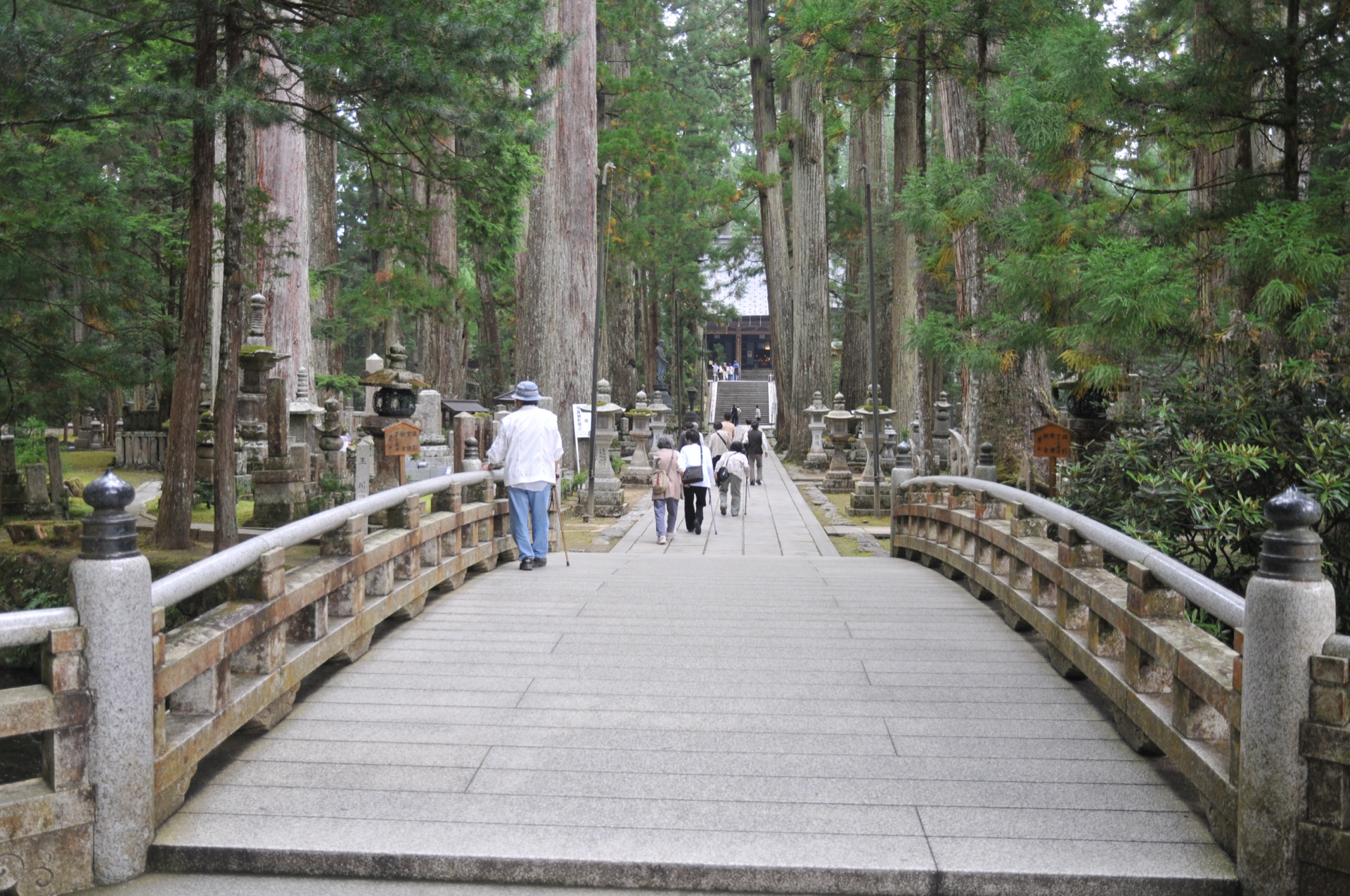 高野山奥之院，御廟橋前的燈籠堂與杉木參道，弘法大師安眠之地