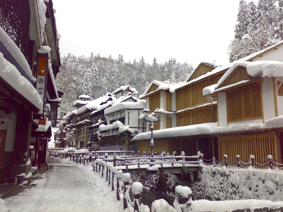 銀山溫泉冬日雪景，大正風木造旅館矗立銀山川兩岸