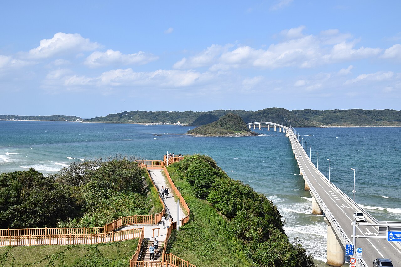 角島大橋全景，蔚藍海面上延伸1,780公尺的通行免費離島大橋，山口縣地標